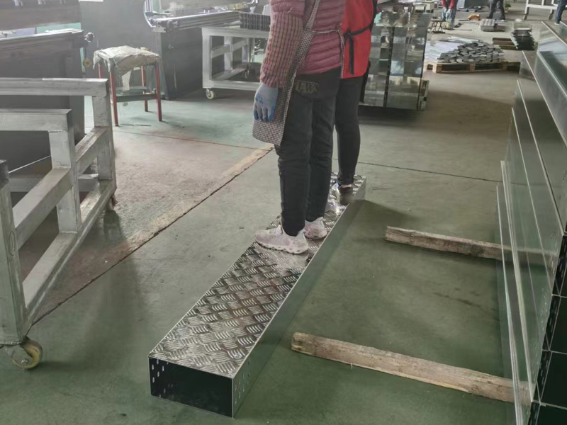 防滑板桥架